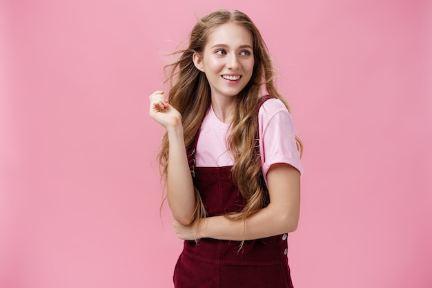 Fille ressemblant à partir de magazines glamour posant sur fond rose look féminin et sensuel...