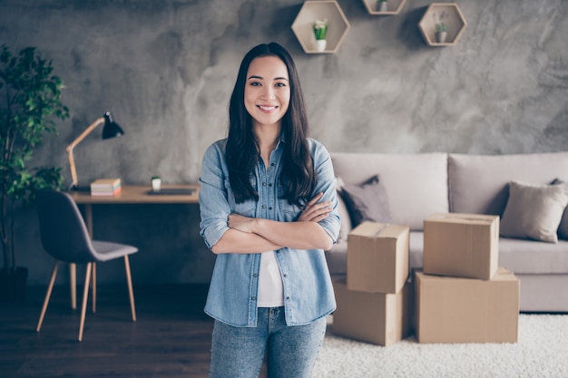 fille reste avec beaucoup de boîtes