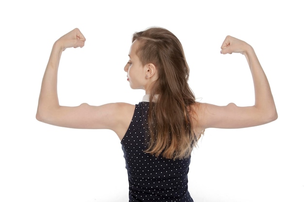 Fille de retour à la caméra avec des muscles