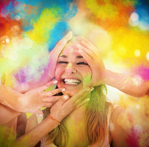 Fille rire et jouer avec des poudres colorées