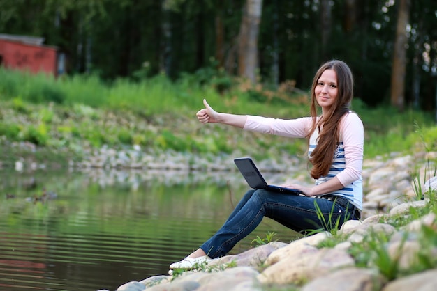 Fille sur la rivière rock