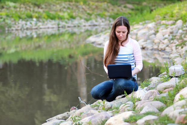 Fille sur la rivière rock