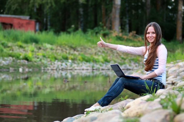 Fille sur la rivière rock