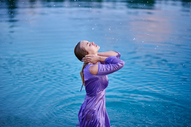 fille en robe baigne dans le lac