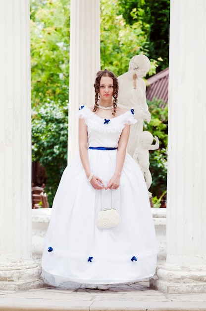 Fille en robe de bal dans la rotonde d'été