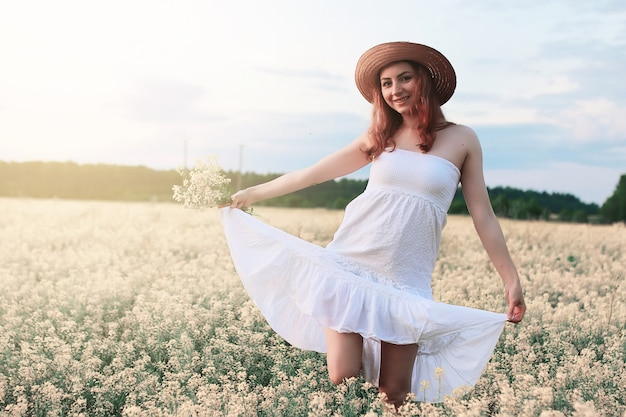 Fille En Robe Blanche Dans Le Champ De Fleurs Jaunes En Fleurs