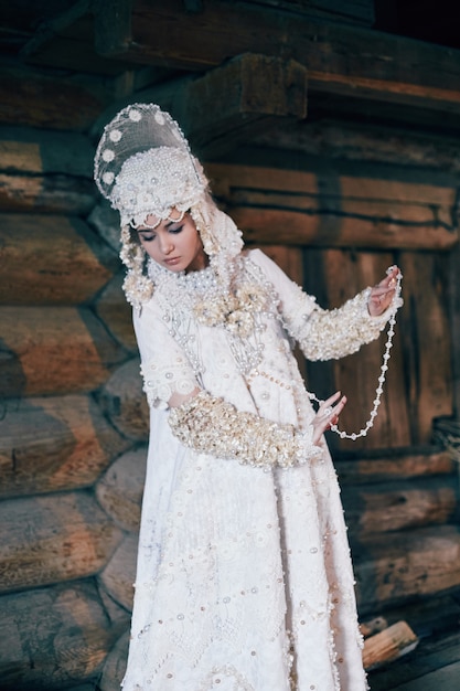 Fille en robe blanche ethnique russe