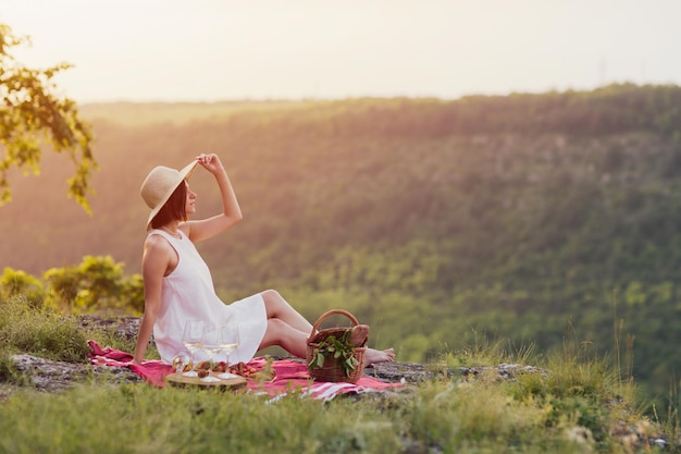 fille en robe blanche fait un pique-nique romantique