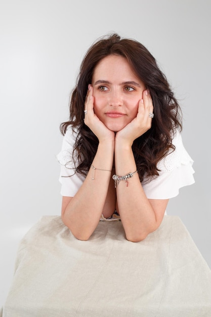 Fille en robe blanche sur fond blanc