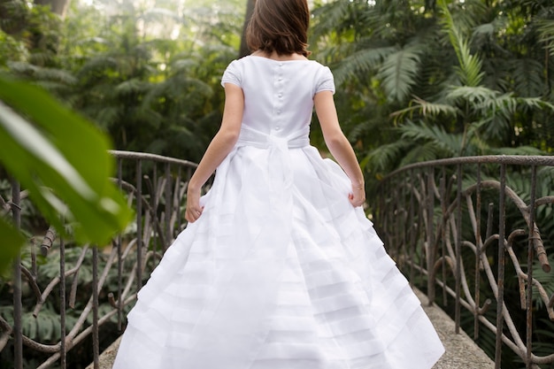 Photo fille en robe blanche prête pour la sainte communion