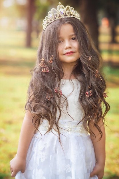 Fille en robe blanche princesse de conte de fées copie espace thème de la journée des enfants