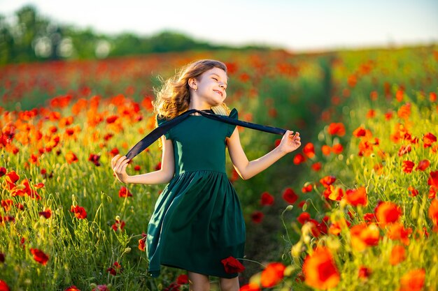 Fille En Robe Et Chapeau De Paille En Plein Air Au Champ De Coquelicots