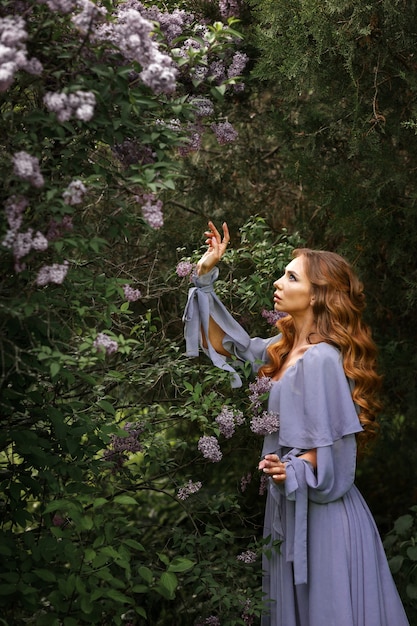 Fille En Robe Grise Près De L'été Lilas Lors D'une Promenade