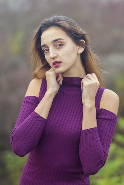 Fille en robe lilas sur la nature en automne Portrait d'une belle fille en automne dans la forêt