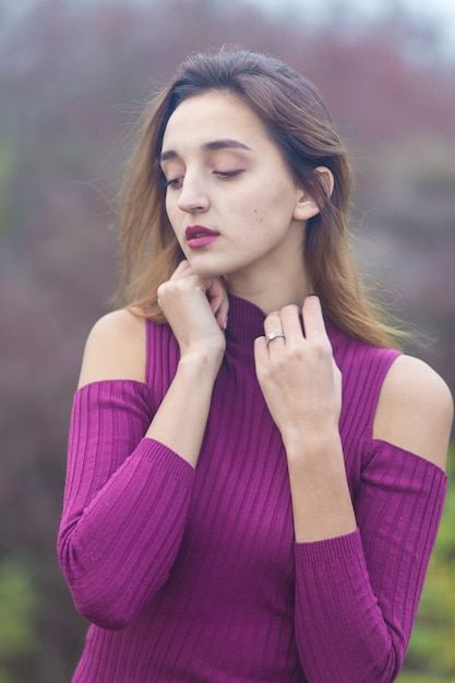 Fille en robe lilas sur la nature en automne, Portrait d'une belle fille en automne dans la forêt