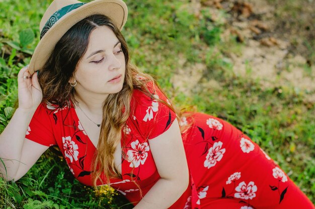 Une fille en robe rouge lors d'une promenade dans une région montagneuse