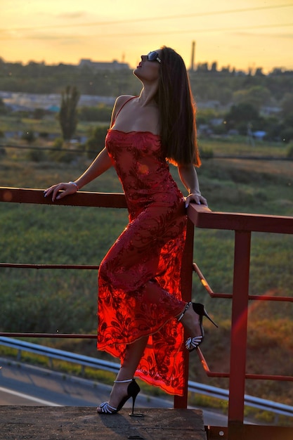 Fille en robe rouge et lunettes dans la rue