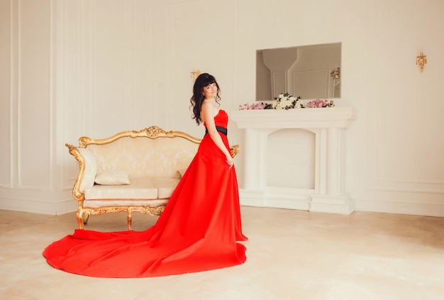 Fille en robe rouge luxueuse