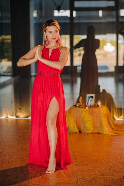 Photo une fille en robe rouge se déplace dans une danse en méditant à l'intérieur danse dynamique