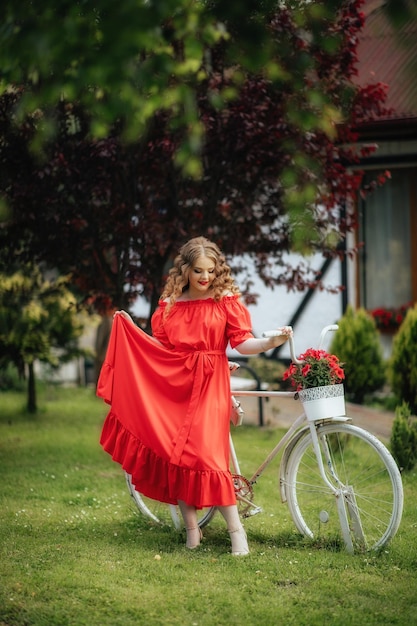 une fille en robe rouge