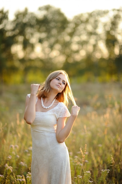 Fille en robe sur le terrain