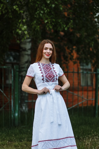 Une fille en robe traditionnelle brodée russe
