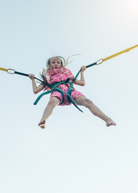 Une fille en robe vole en vergetures.