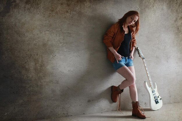 Fille avec rock guitare électrique