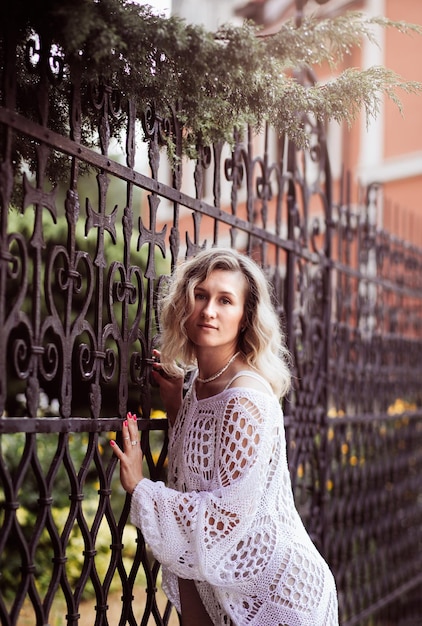 Fille romantik positive dans le centre-ville photo d'une incroyable dame aux cheveux blonds avec un maquillage naturel qui a l'air heureuse de marcher à l'extérieur