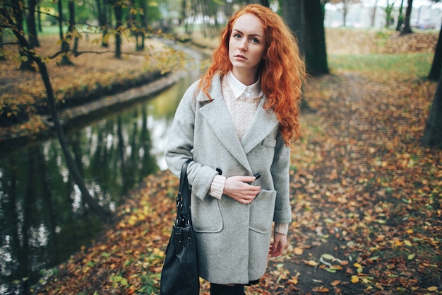 fille rouquine dans le parc d&#39;automne