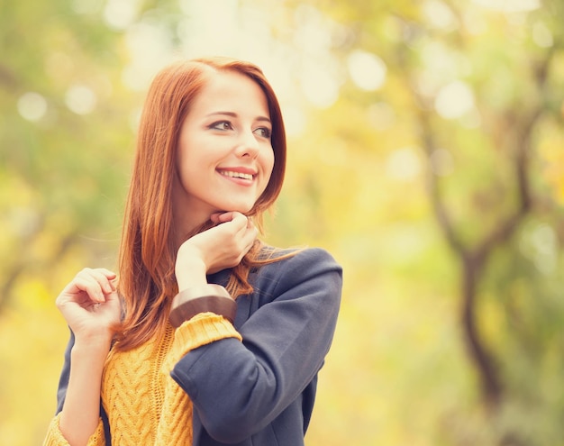 Fille rousse à l'automne en plein air