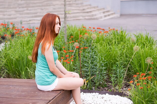 Fille rousse en chemise à la menthe