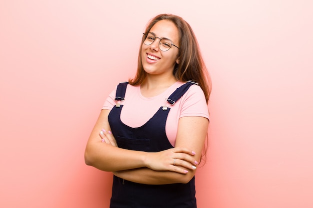 fille rousse dans un ensemble rire joyeusement avec les bras croisés