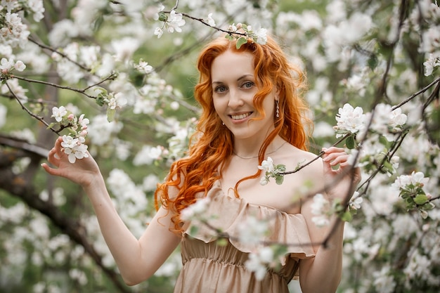 Fille rousse dans un jardin fleuri