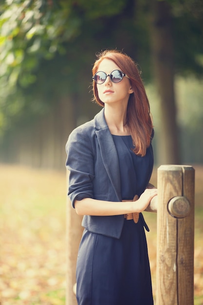 Fille rousse dans le parc de Versailles