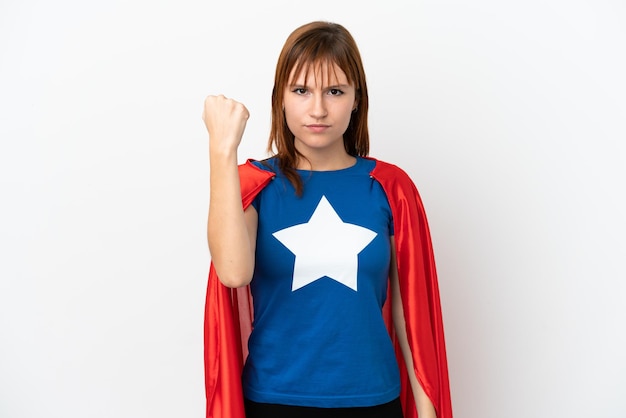 Fille rousse isolée sur fond blanc en costume de super-héros