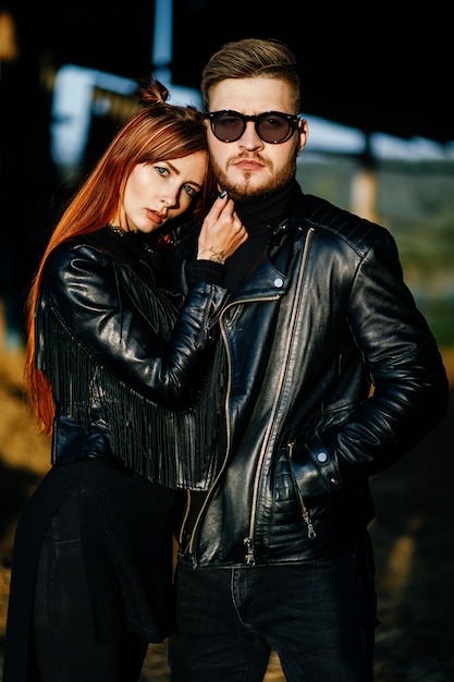 Photo une fille rousse et mince en vêtements noirs touche la barbe de son petit ami