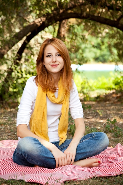 Fille rousse portrait à l'extérieur. L'automne.