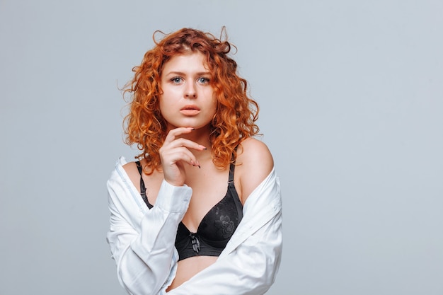 Fille rousse sexy en épaule nue