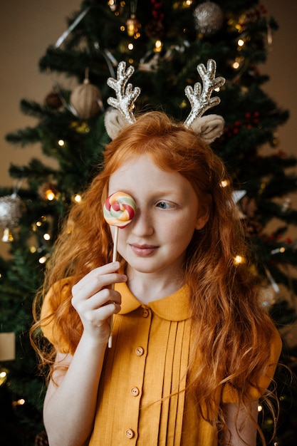 Fille rousse avec une sucette