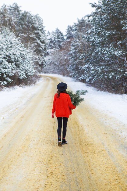 Fille sur route enneigée