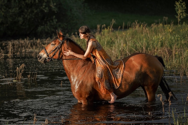 Fille russe sur un cheval, nature de ressort, homme et animal