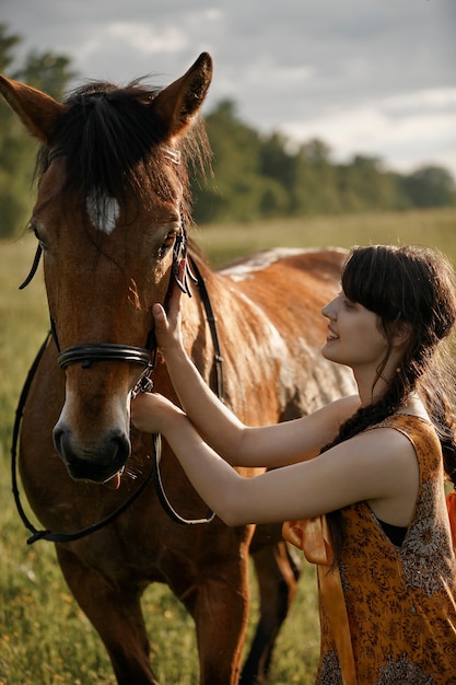 Fille russe sur un cheval, nature de ressort, homme et animal