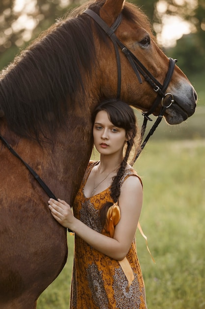 Fille russe sur un cheval, nature de ressort, homme et animal