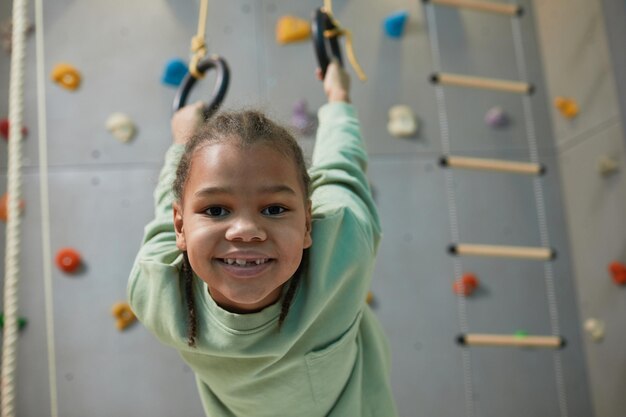 Fille s'amusant avec des équipements sportifs