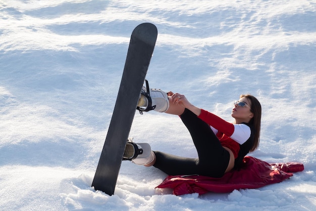 Fille s'amuser et profiter de la neige fraîche sur une belle journée d'hiver dans les montagnes Extreme winter spo