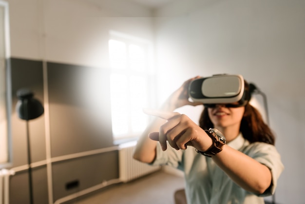 Photo fille s'amuser tout en utilisant un casque de réalité virtuelle