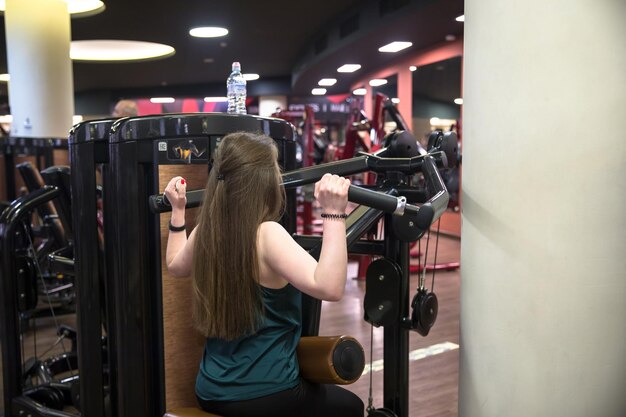 Fille s'entraînant dans la salle de gym