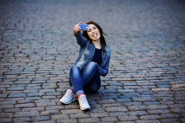 Une fille s&#39;est photographiée sur un téléphone portable