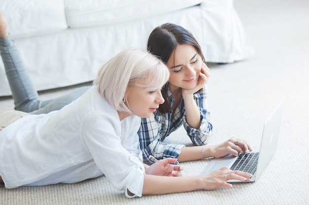 fille et sa mère à l'aide d'un ordinateur portable